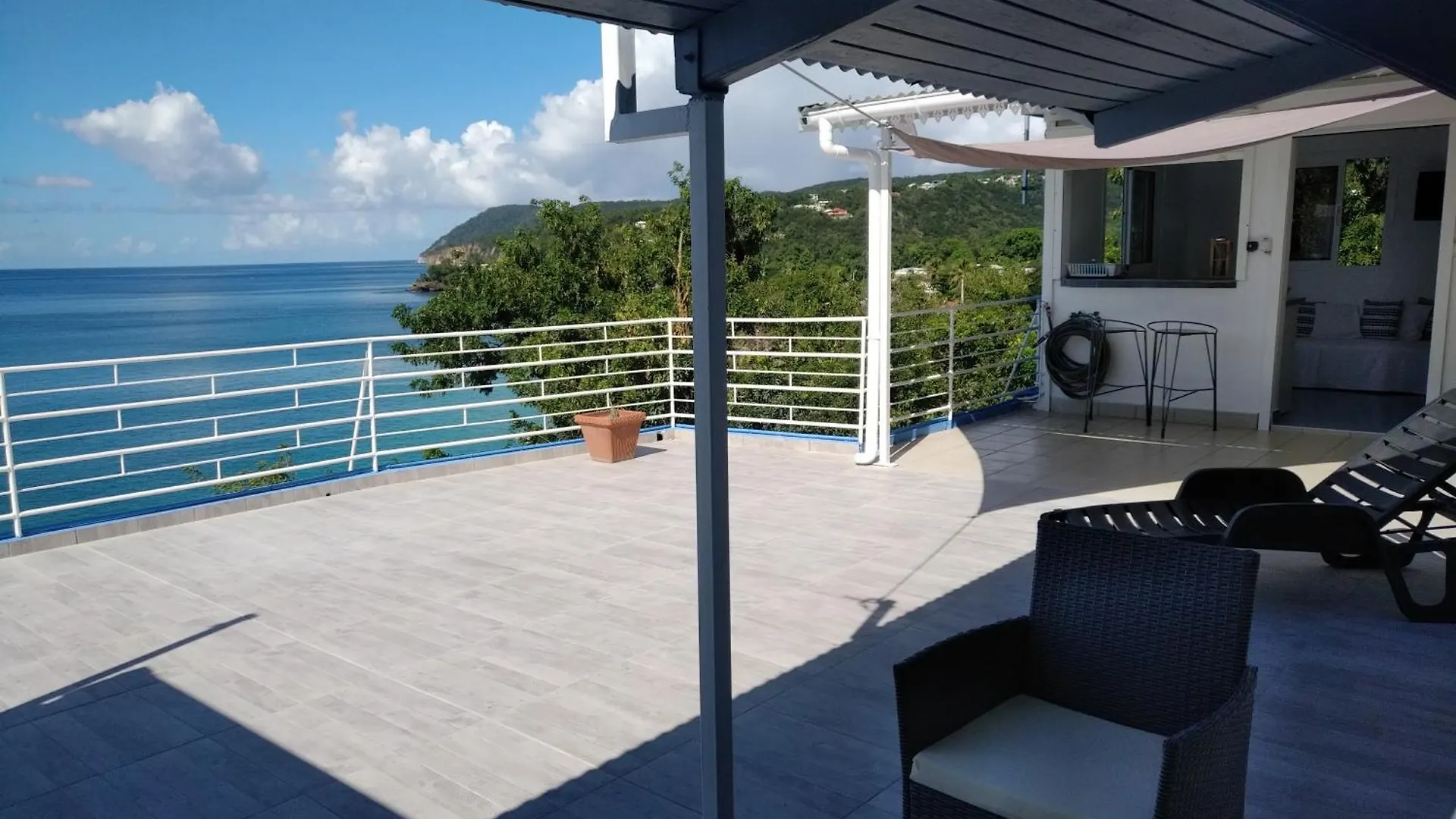 Grande Villa Surplombant La Plage Avec Piscine デエエ
