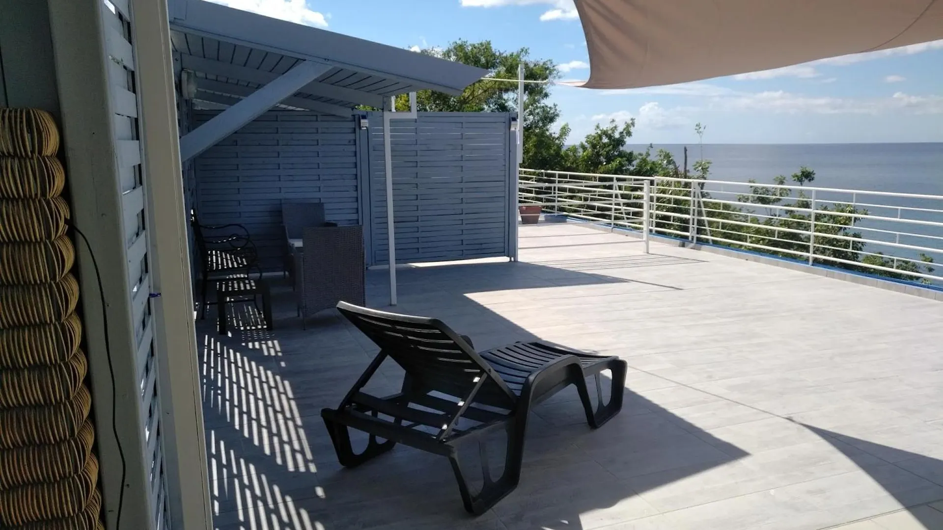 Grande Villa Surplombant La Plage Avec Piscine デエエ
