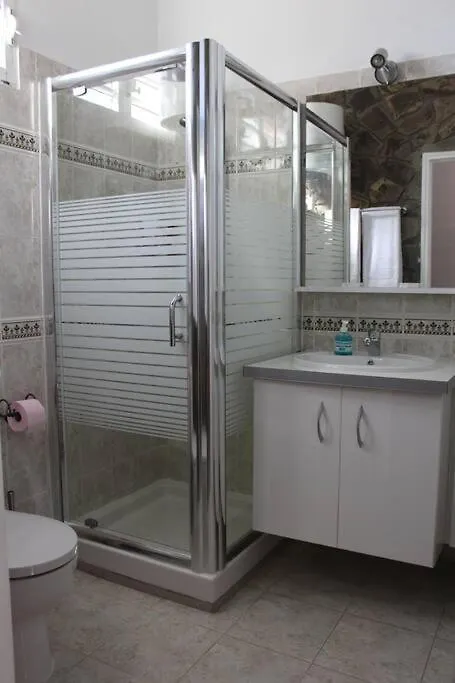 Grande Villa Surplombant La Plage Avec Piscine デエエ