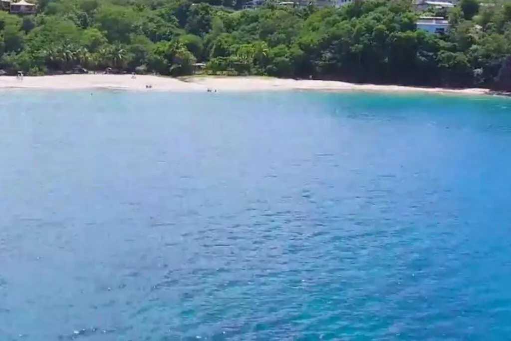 Grande Villa Surplombant La Plage Avec Piscine Deshaies Guadeloupe