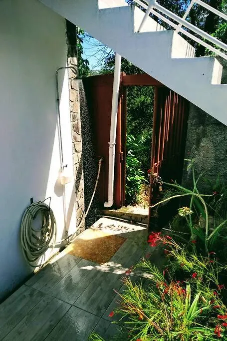 Grande Villa Surplombant La Plage Avec Piscine Deshaies Guadeloupe