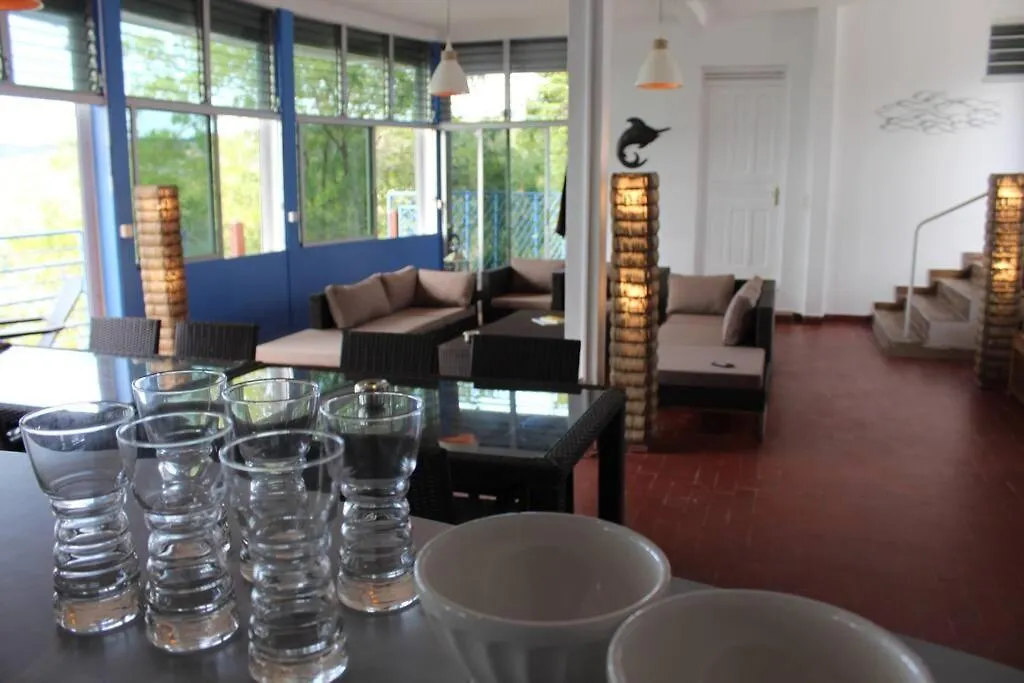 Grande Villa Surplombant La Plage Avec Piscine Deshaies