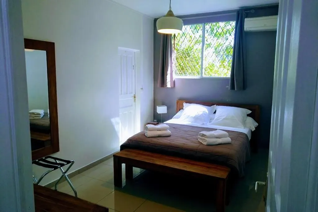 Grande Villa Surplombant La Plage Avec Piscine Deshaies Guadeloupe